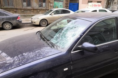 В центре Ростова осыпавшаяся со здания лепнина разбила машину