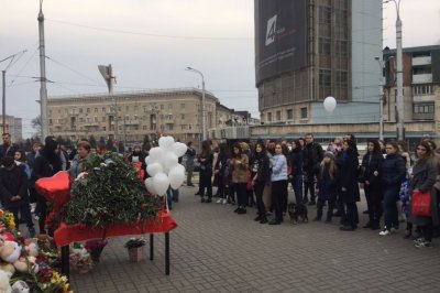 Ростовчане запустили в небо белые шары в память о погибших в Кемерово