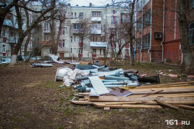 Доски, трубы и старая ванна: детскую площадку в центре Ростова превратили в стихийную свалку