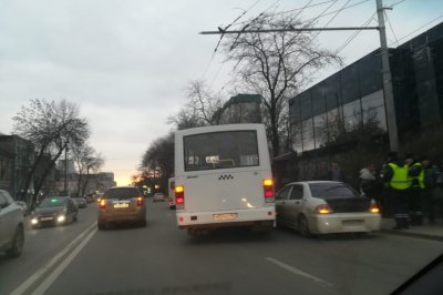 В центре Ростова столкнулись маршрутка и Mitsubishi