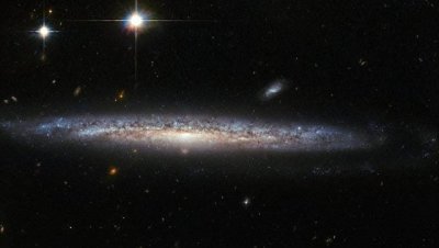 NASA показало спиральную галактику со сверхновой звездой