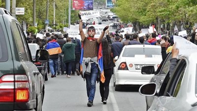 Демонстранты в Ереване преградили дорогу автомобилю главы Минобороны