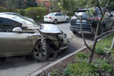 Массовая авария в центре Ростова: на Буденновском столкнулись шесть автомобилей