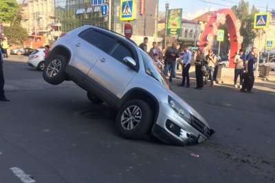 Житель Санкт-Петербурга на иномарке провалился в яму в центре Ростова