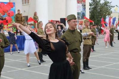 В Белой Калитве прошла молодёжная акция «Вальс Победы»