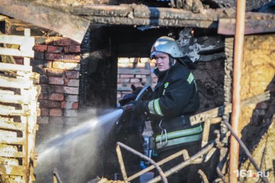 Пылает кровля: в Ростове загорелся частный дом