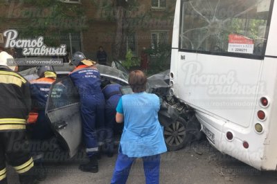 В Ростове легковушка протаранила автобус