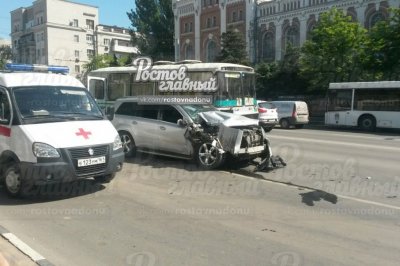 В центре Ростова водитель «Мерседеса» протаранил автобус со студентами и две маршрутки