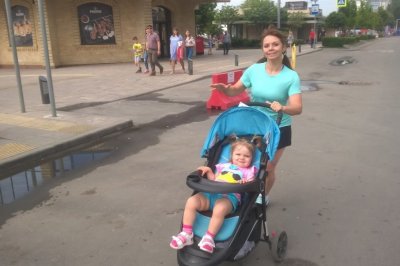 Ростовская гимнастка с маленькой дочкой в коляске пробежала дистанцию пять километров на «ЗаБеге РФ»