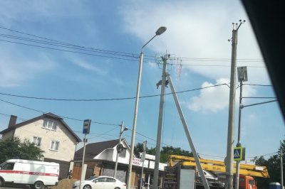 Халатность или несчастный случай: в Ростове убило током электрика, забравшегося на столб