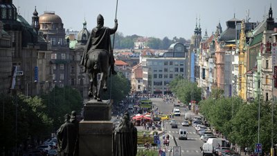 По Праге начали ездить трамваи, обклеенные отговорками безбилетников