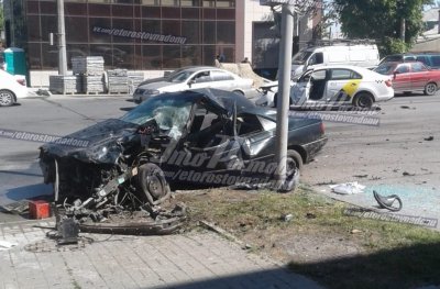 В Ростове машина такси столкнулась с легковушкой: есть пострадавшие