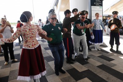 Мексиканский болельщик исполнил «Катюшу» в аэропорту Платов