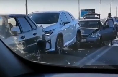 На Южном подъезде к Ростову «паровозиком» столкнулись пять автомобилей