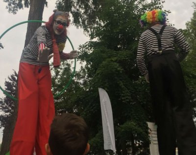 Клоуны на ходулях и пенная дискотека: в Ростове отметили День молодежи