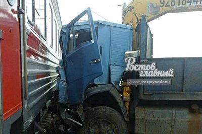 В Азовском районе грузовик протаранил пассажирский поезд: два человека погибли