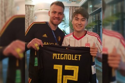 Голкипер сборной Бельгии подарил фанату из Киргизии свою футболку