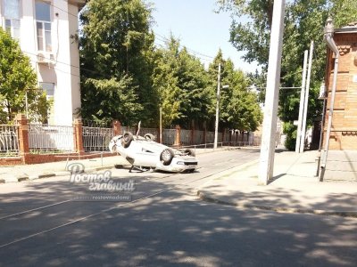 В Ростове перевернулась машина
