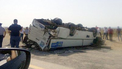 В Баку грузовик врезался в автобус, один человек погиб