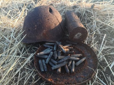 Во время раскопок на Дону поисковики нашли десятки боеприпасов и обмундирования времен войны