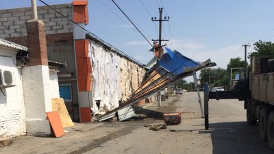 «Это был настоящий смерч»: ураган в донском поселке срывал с домов крыши и ломал деревья