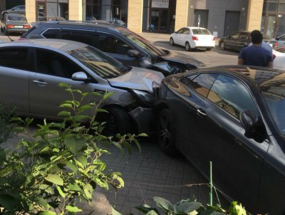В центре Ростова водитель «Киа» протаранил припаркованный «Мерседес» и «Ниссан»