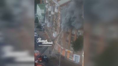 Пожарные разломали стену балкона, чтобы выбраться из горящей квартиры на Сельмаше