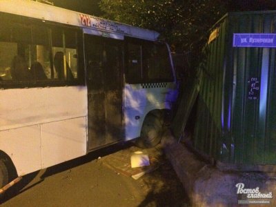 «Снесли забор»: в Ростове произошла авария с участием маршрутки и внедорожника
