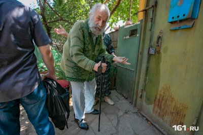 Дошло до драки: ростовчанка вызвала полицию, чтобы забрать у соседки дедушку и бабушку