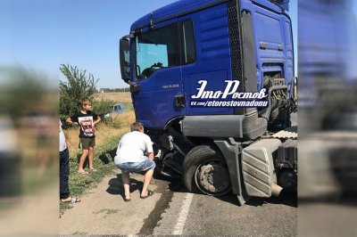 Под Ростовом столкнулись «Нива» и грузовик: прицеп перекрыл трассу
