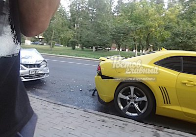В центре Ростова разбился трансформер Бамблби: три автомобиля столкнулись «паровозиком»