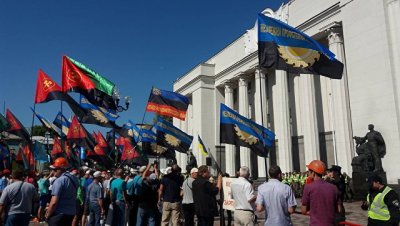 На Украине горняки двух шахт отказываются приступать к работе
