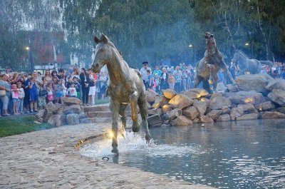 В Аксае появились пять лошадей, которые перебегают водоем: в городе открыли новый сквер с фонтаном