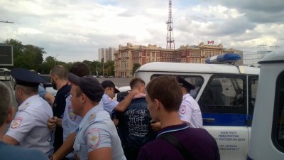 На несогласованном митинге в Ростове задержали координатора штаба Навального и его заместителя