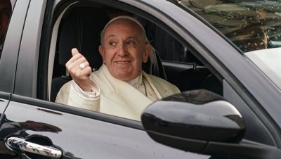 Папа римский Франциск споткнулся и упал, но чувствует себя хорошо