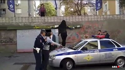 «Избивали и прыгали на машине»: в Ростове компания молодежи напала на полицейских