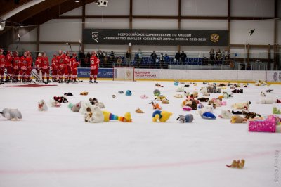 На благотворительном хоккейном матче между «Ростовом» и «Атаманом» собрали 300 тысяч рублей