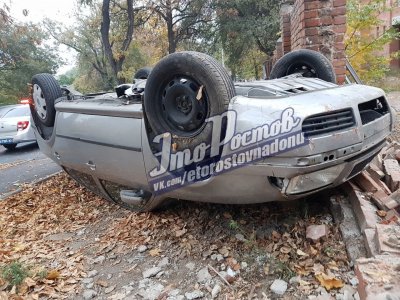 Неудачный маневр: в Ростове машина опрокинулась на крышу