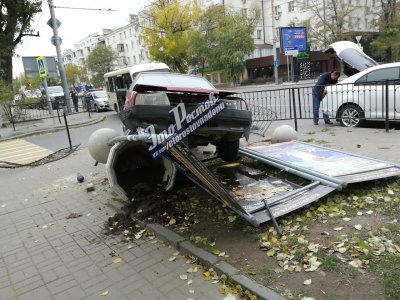 Недоброе утро: в Ростове машина протаранила рекламный баннер