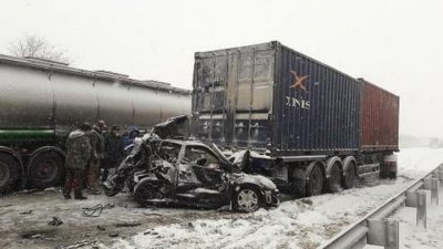 Столкнулись 13 автомобилей: в Ростовской области в массовом ДТП погиб человек