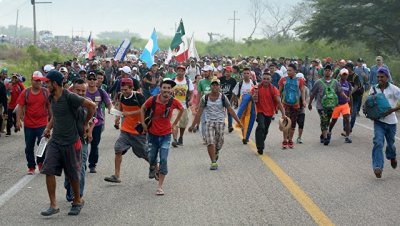 Мигранты из Гондураса перекрыли движение по оживленной трассе в Мексике