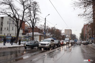 Десятки аварий и девятибалльные пробки: ледяной дождь превратил центр Ростова в сплошной затор