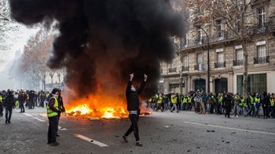 Париж беспорядками отвлекают внимание от требований протестующих