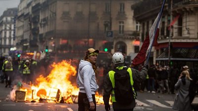 Во Франции расследуют нападение на полицейских на акции "желтых жилетов"