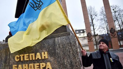 Земан призвал бороться с восхвалением Украиной "бандеровских убийц"