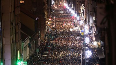 В Сербии тысячи человек вышли на протест против политики властей