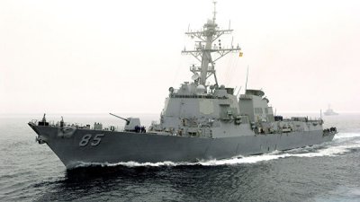 Эсминец ВМС США прошел рядом со спорными островами в Южно-Китайском море