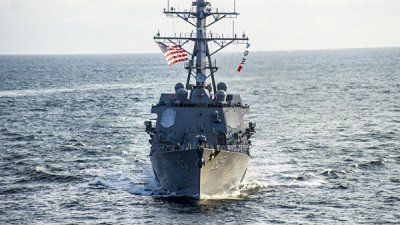 Китай выразил США протест из-за прохода эсминца вблизи спорных островов