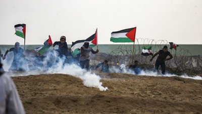 Тысячи палестинцев вышли на демонстрацию на границе сектора Газа
