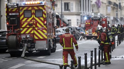 В Париже при взрыве пострадали четверо пожарных, пишут СМИ